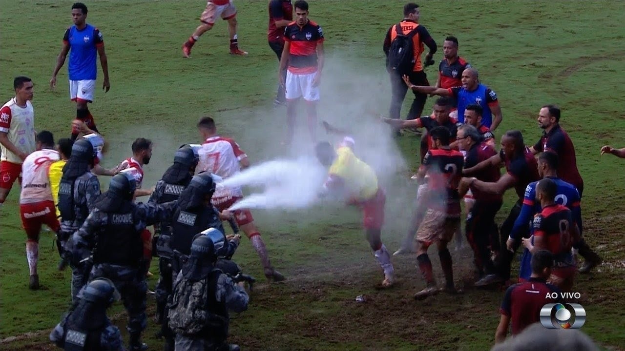 Polis futbolçulara qarşı gözyaşardıcı qazdan istifadə etdi
