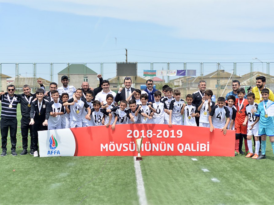 “Ağ-qaralar” U-12 Liqasının qalibi oldu