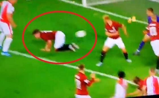 Futbolçu arxası ilə öz qapısına qol vurdu - VİDEO