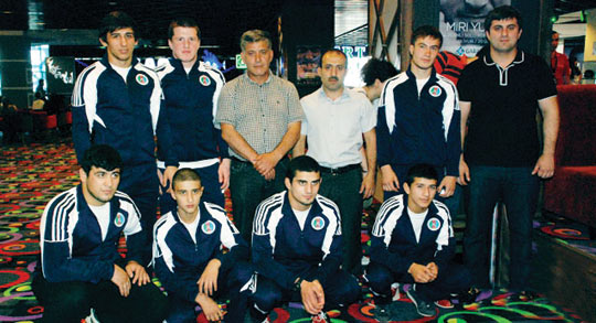 Yeniyetmə güləşçilər uğurla yarışırlar