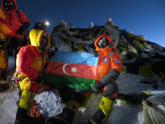 Azərbaycan bayrağı Everest zirvəsində dalğalandı